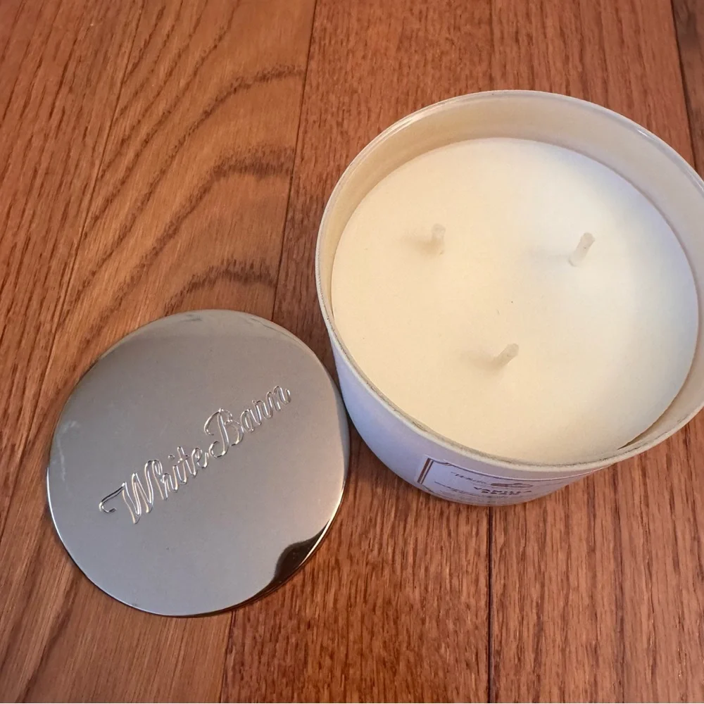 White Barn Vanilla Bean Candle with Gold Lid - Picture 2 of 3
